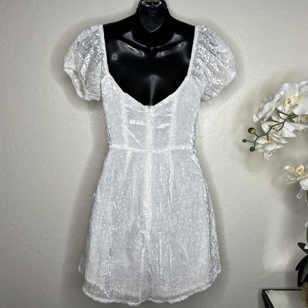 Here Comes The Sun Puff Sleeve String Tie Bust Textured Floral Dress In White S - Picture 3 of 7